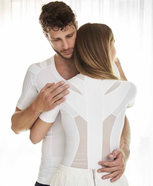 mand og kvinde krammer i Anodyne tøj
